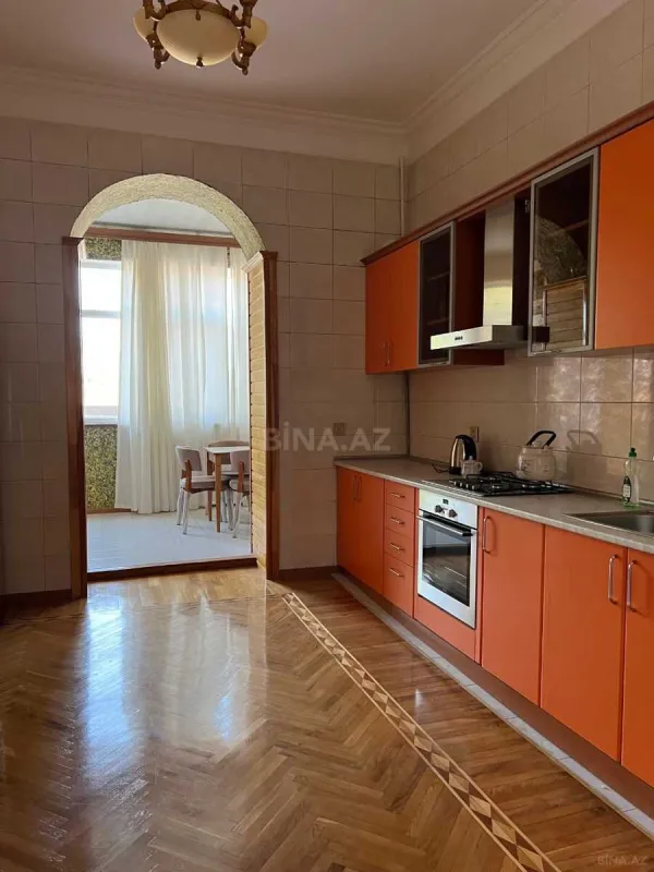 Kirayə verilir 6 otaqlı həyət evi 600 m²