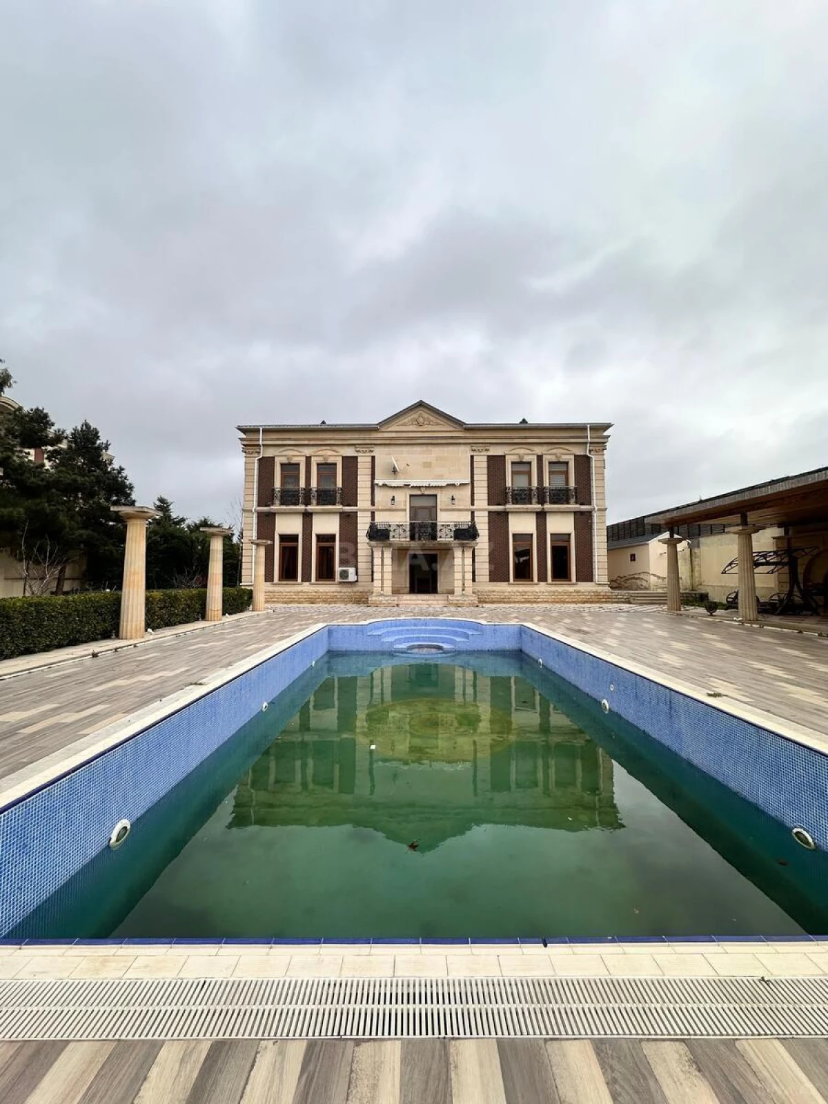 Satılır 9 otaqlı həyət evi 700 m²