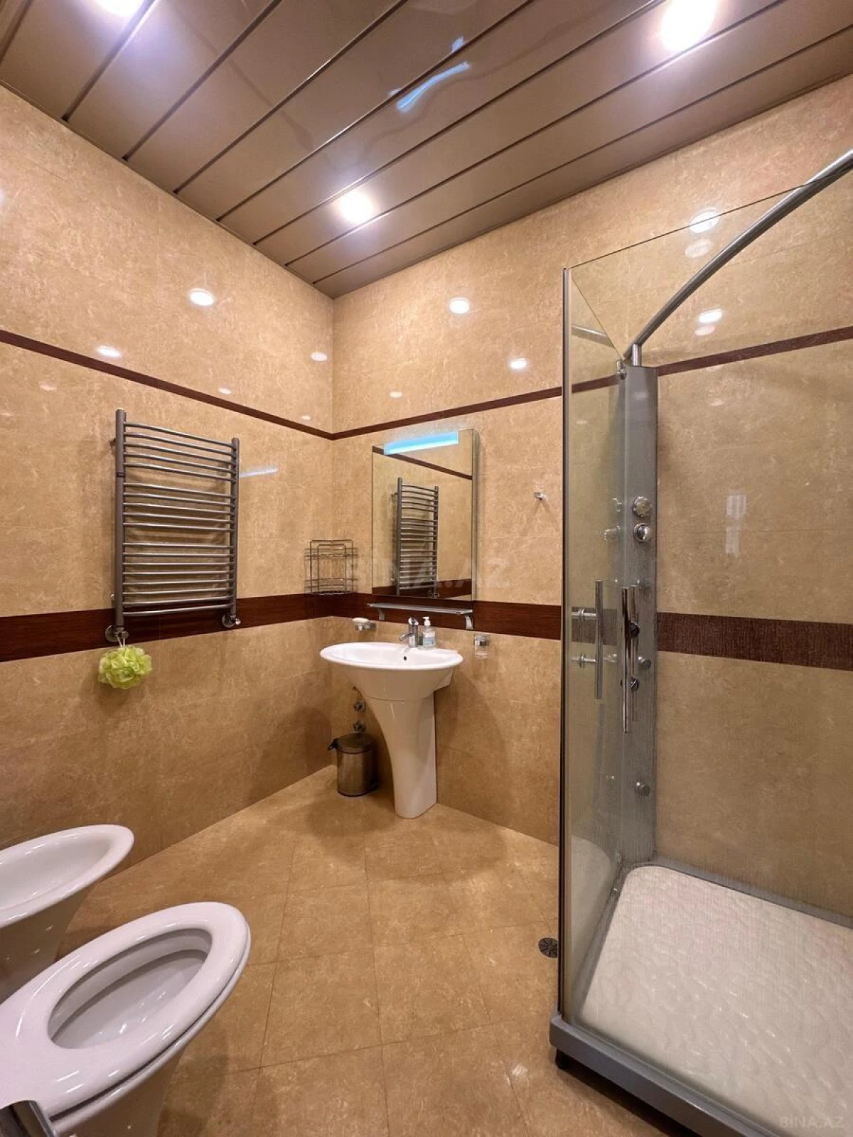 Satılır 9 otaqlı həyət evi 700 m²