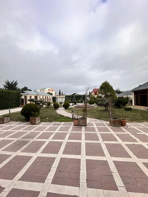 Satılır 9 otaqlı həyət evi 700 m²