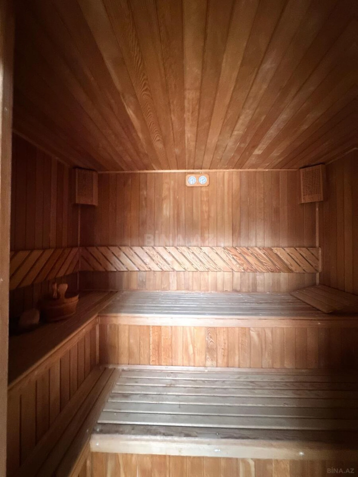 Satılır 9 otaqlı həyət evi 700 m²