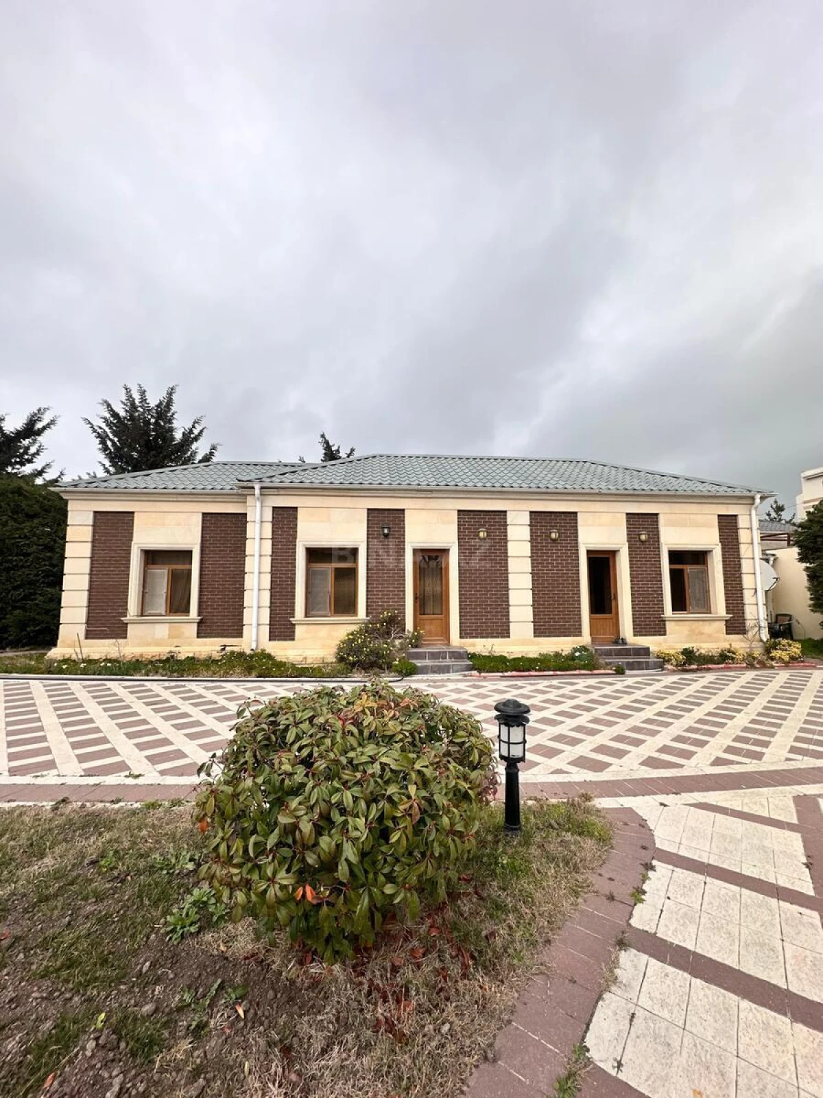 Satılır 9 otaqlı həyət evi 700 m²