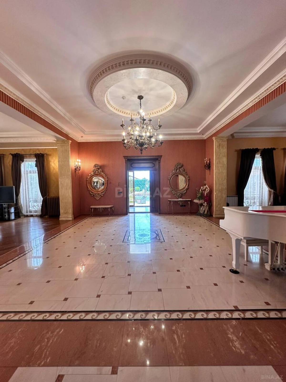 Satılır 9 otaqlı həyət evi 700 m²