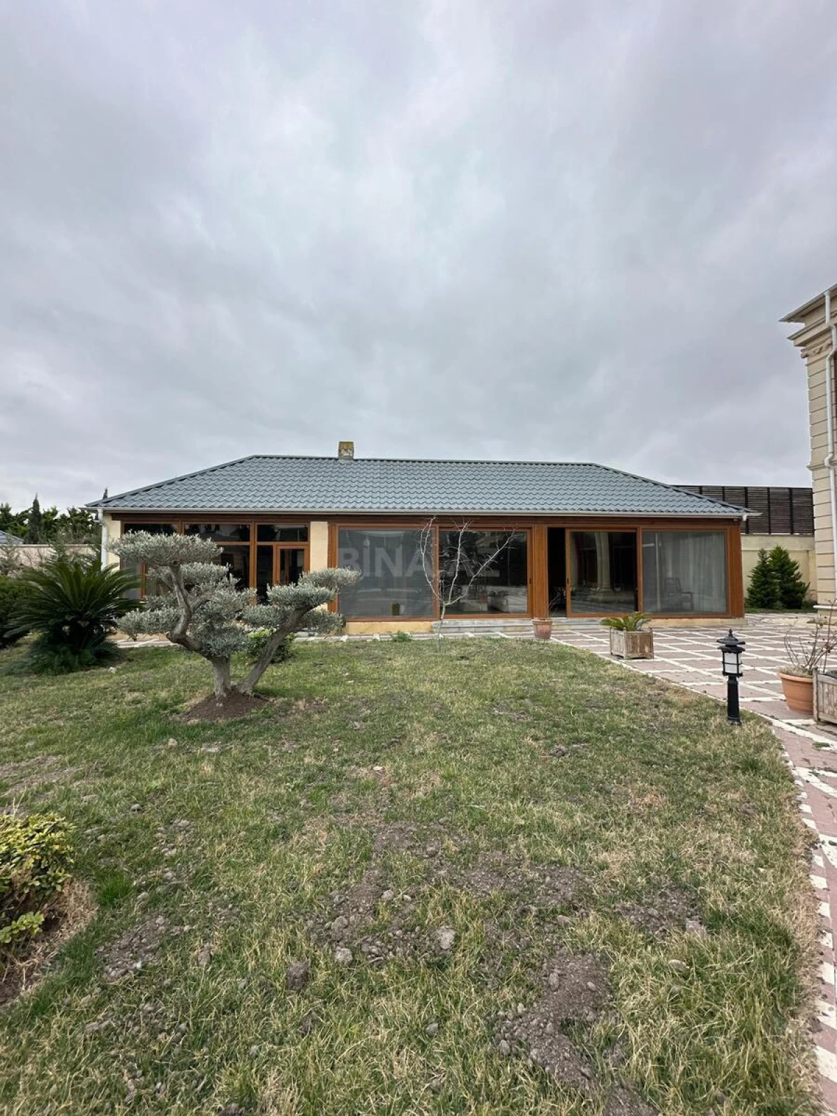 Satılır 9 otaqlı həyət evi 700 m²