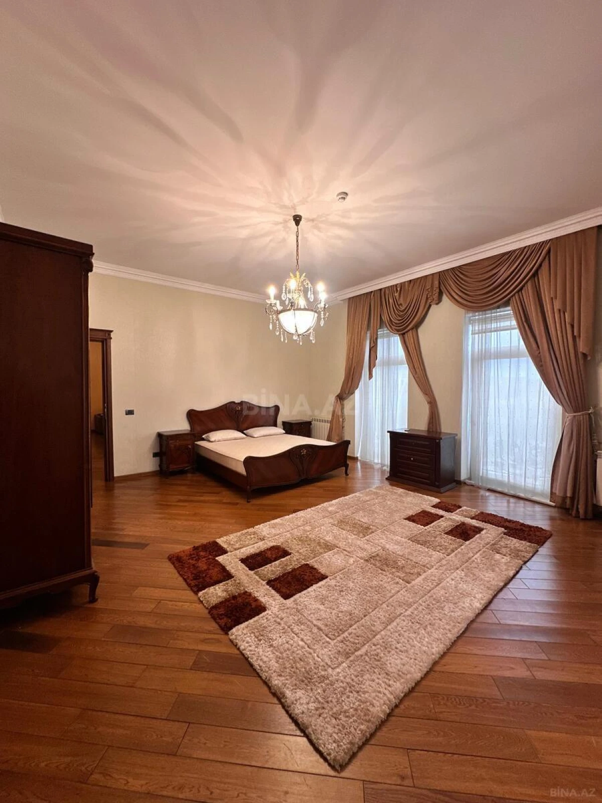Satılır 9 otaqlı həyət evi 700 m²