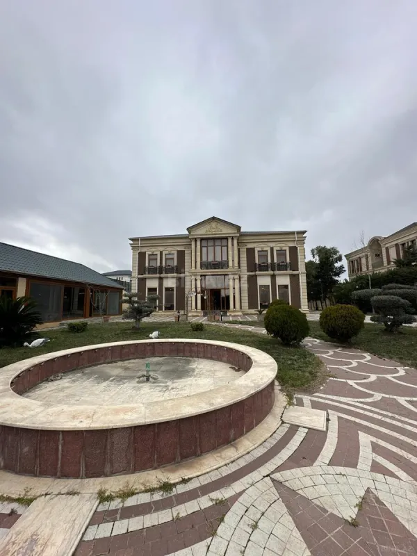 Satılır 9 otaqlı həyət evi 700 m²