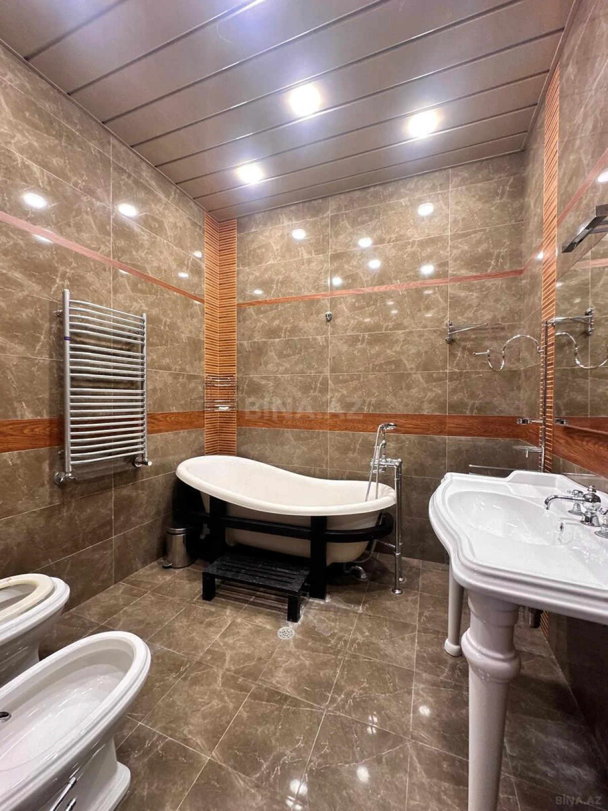 Satılır 9 otaqlı həyət evi 700 m²