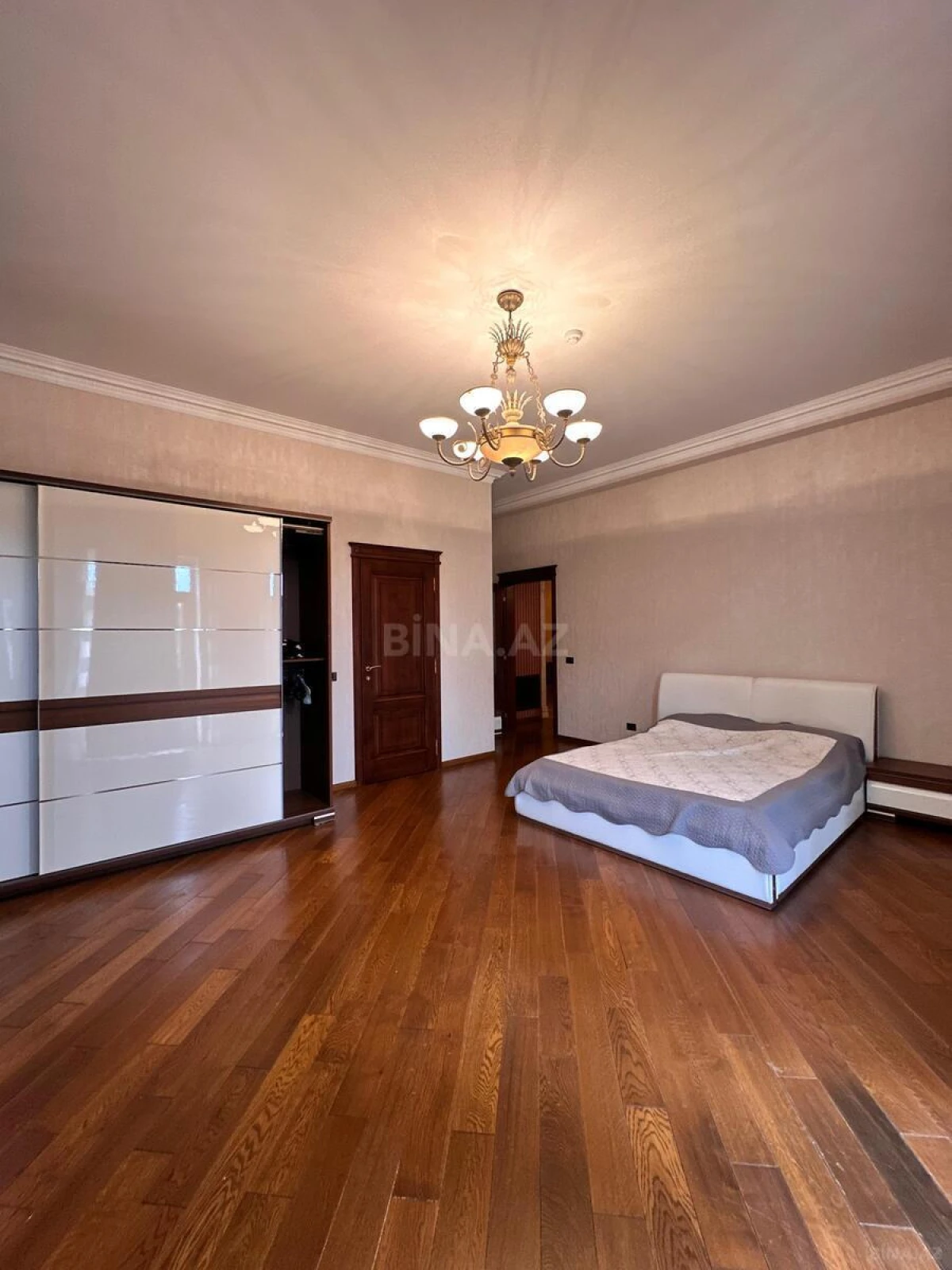 Satılır 9 otaqlı həyət evi 700 m²