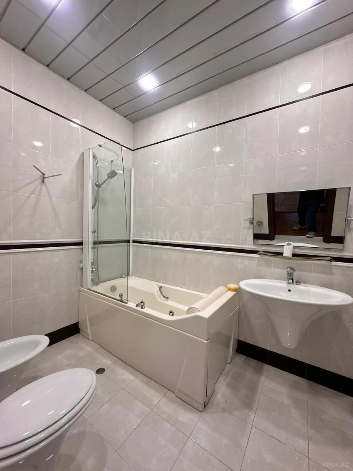 Satılır 9 otaqlı həyət evi 700 m²