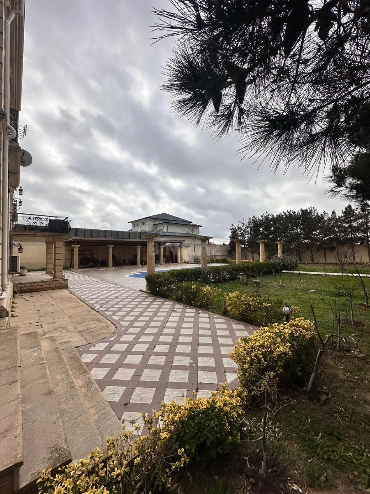 Satılır 9 otaqlı həyət evi 700 m²