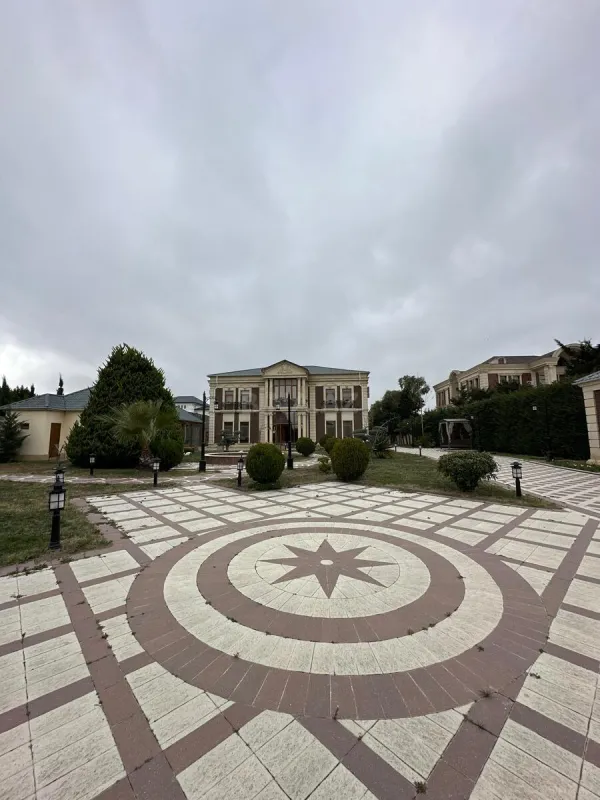 Satılır 9 otaqlı həyət evi 700 m²