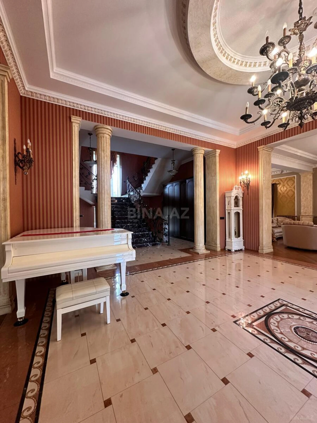 Satılır 9 otaqlı həyət evi 700 m²