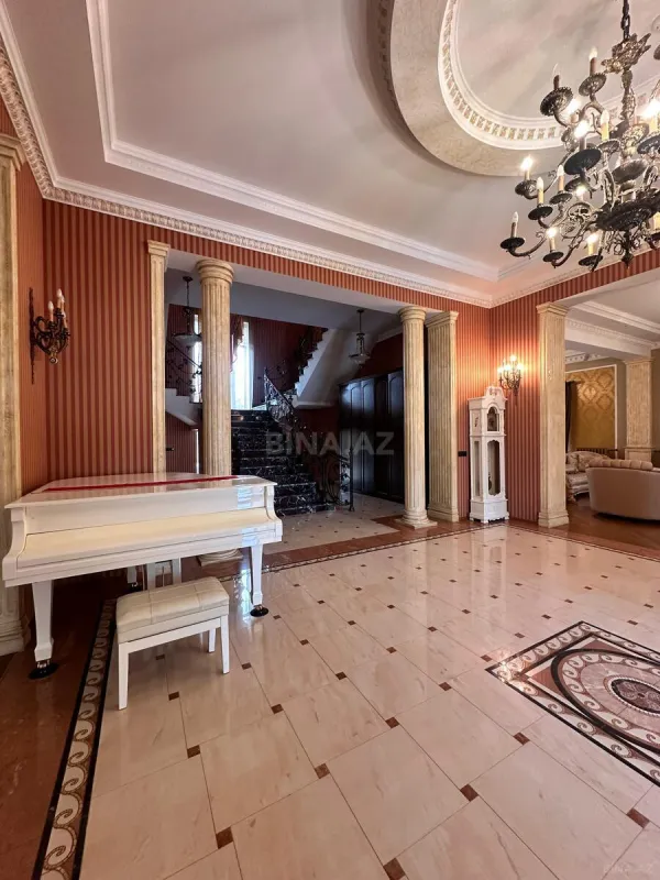 Satılır 9 otaqlı həyət evi 700 m²