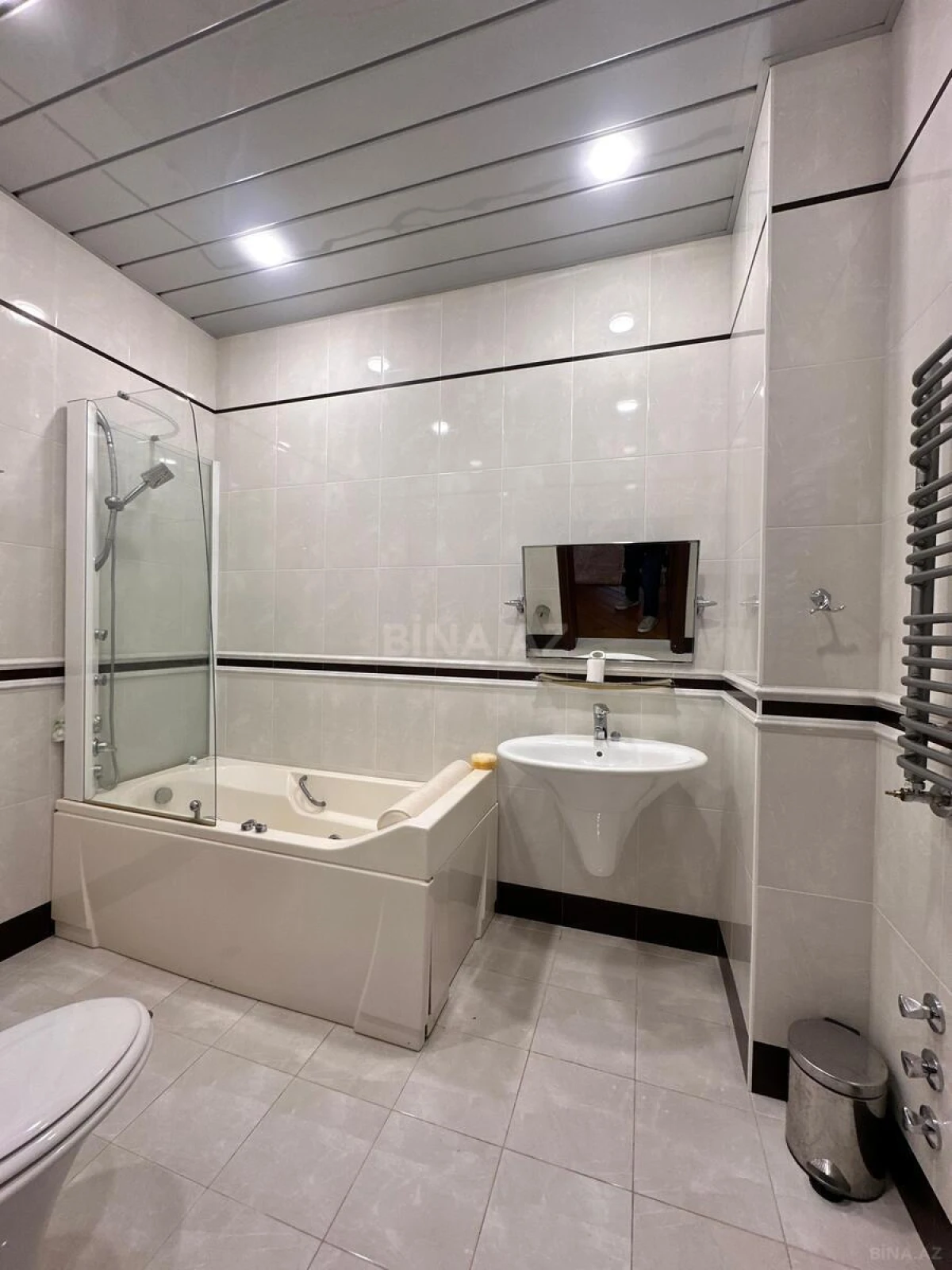 Satılır 9 otaqlı həyət evi 700 m²