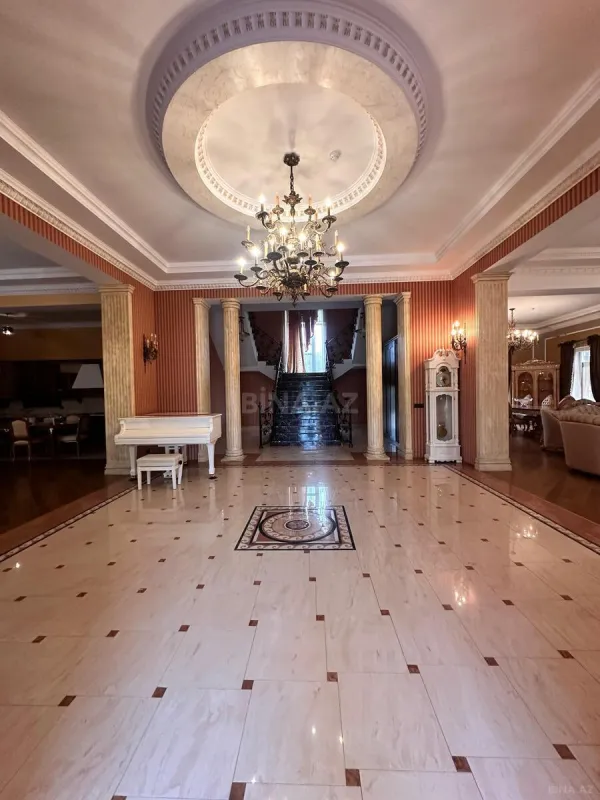 Satılır 9 otaqlı həyət evi 700 m²