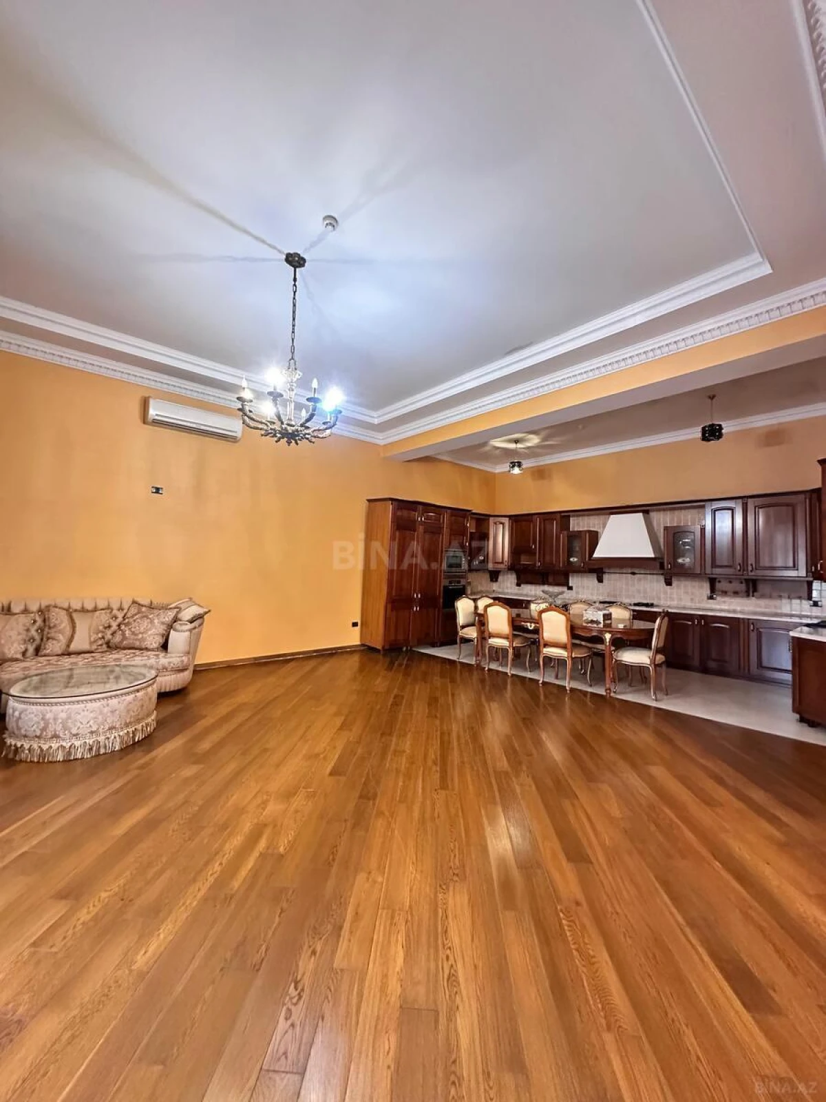 Satılır 9 otaqlı həyət evi 700 m²