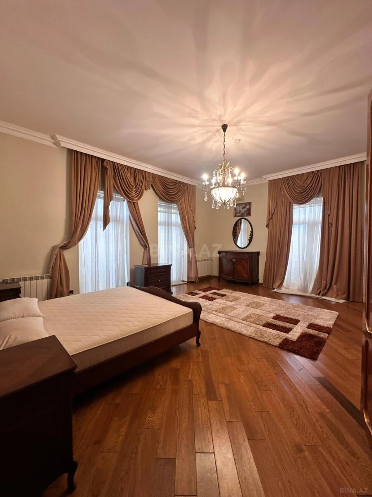 Satılır 9 otaqlı həyət evi 700 m²