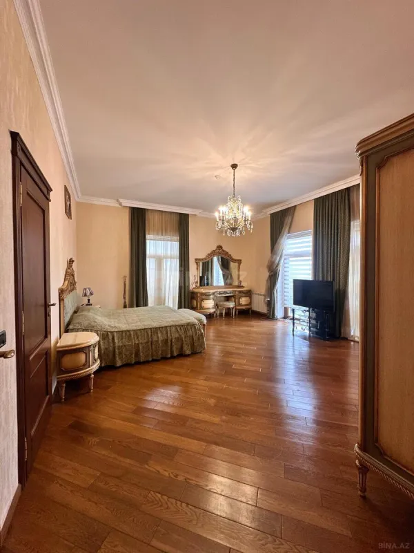Satılır 9 otaqlı həyət evi 700 m²