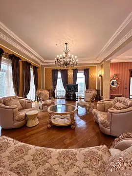 Satılır 9 otaqlı həyət evi 700 m²