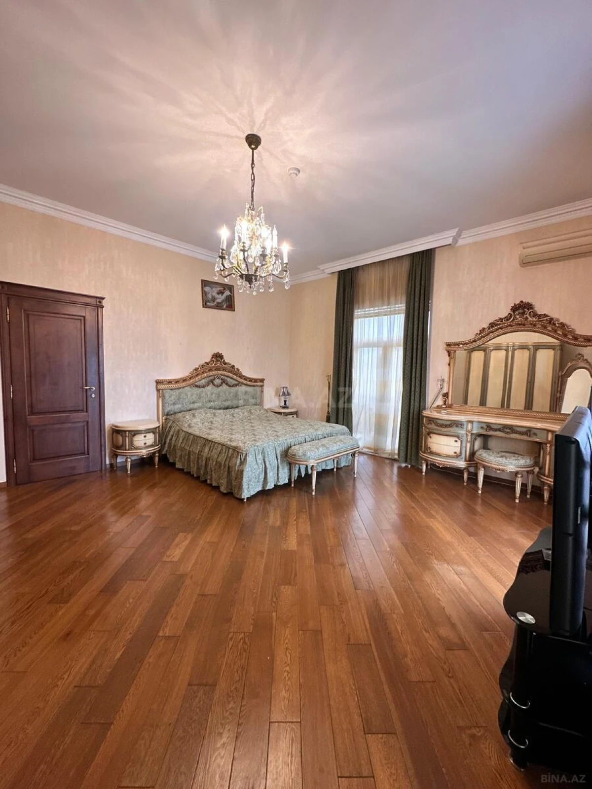 Satılır 9 otaqlı həyət evi 700 m²