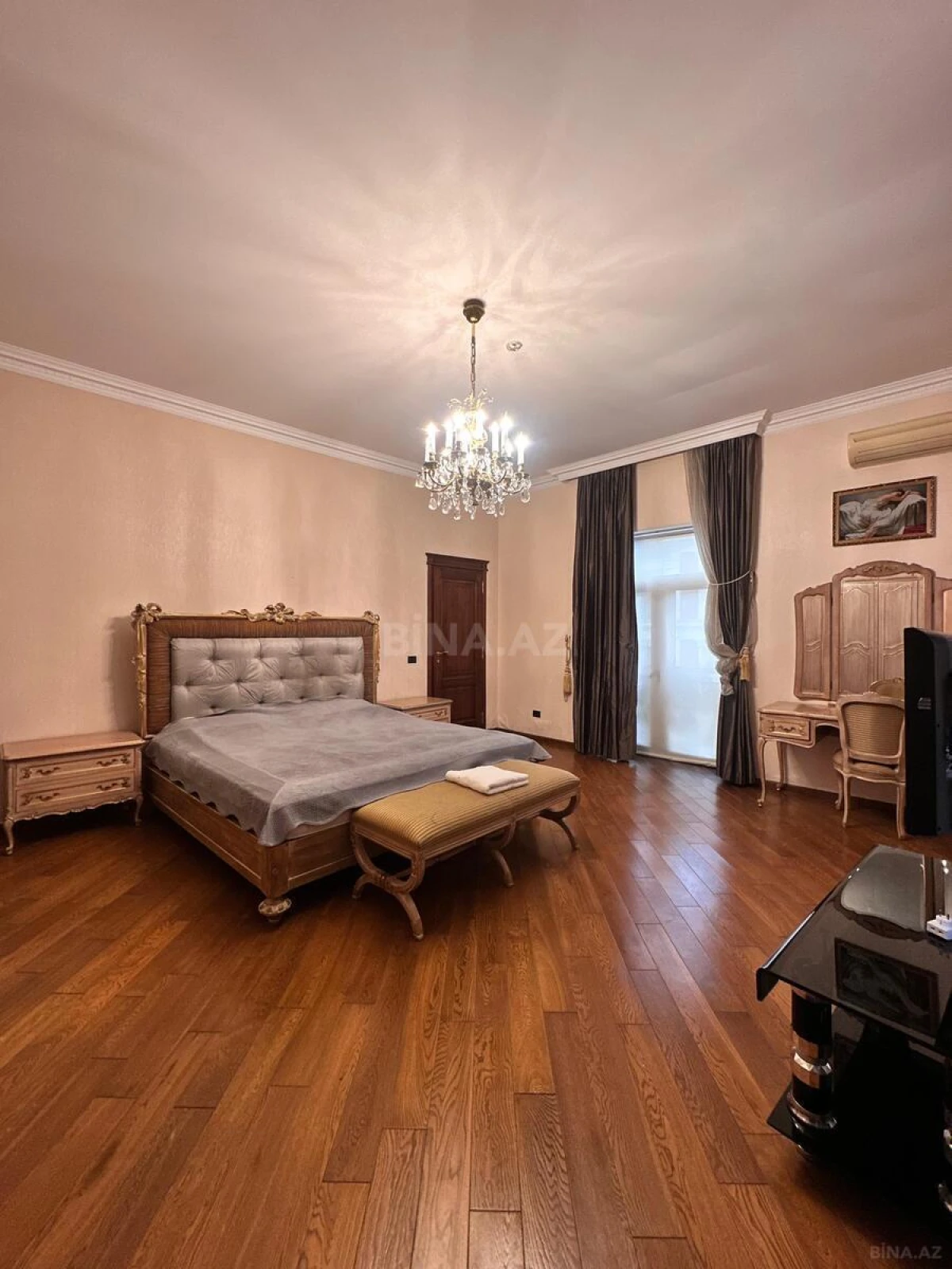 Satılır 9 otaqlı həyət evi 700 m²