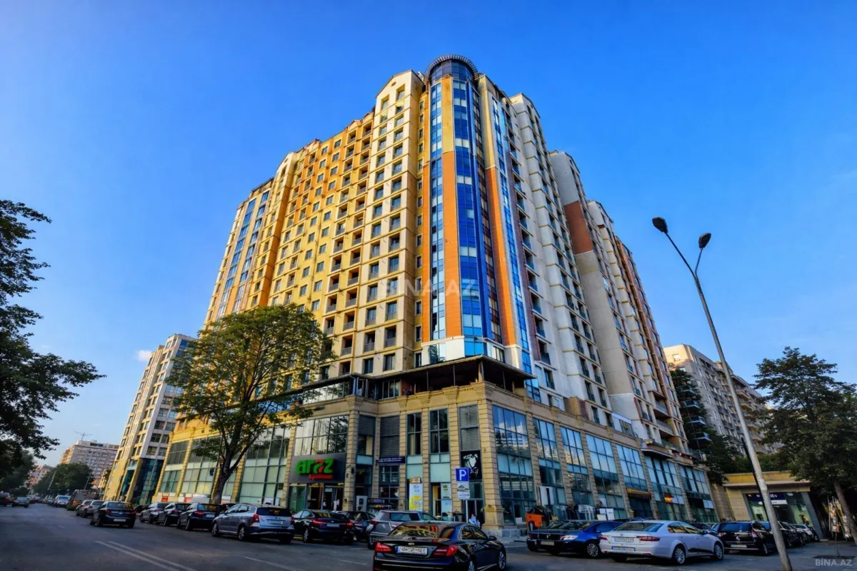 Satılır 4 otaqlı mənzil 217 m²