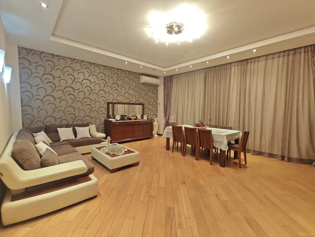 Satılır 4 otaqlı mənzil 196 m²