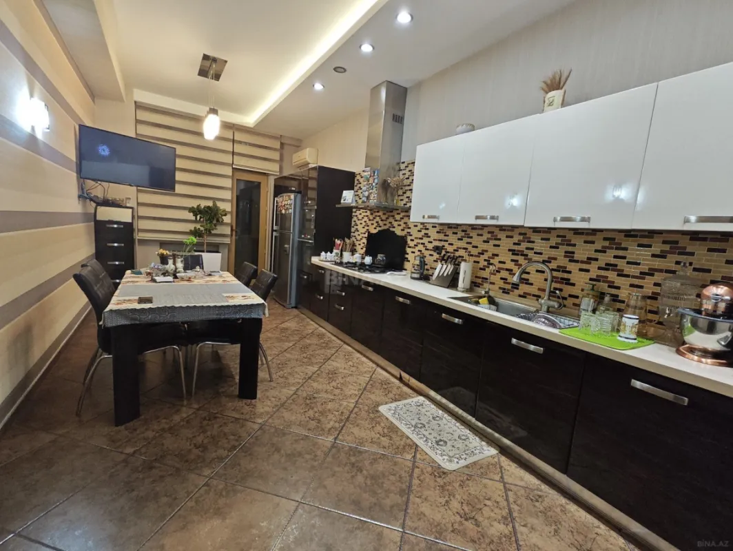 Satılır 4 otaqlı mənzil 196 m²