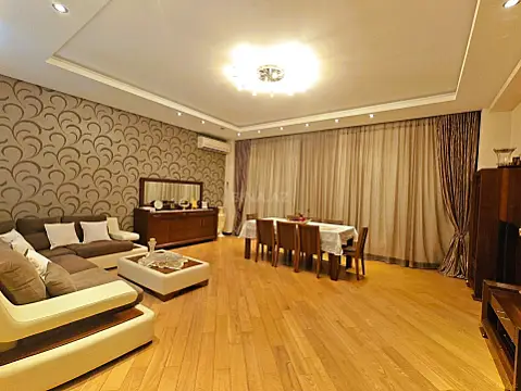 Satılır 4 otaqlı mənzil 196 m²