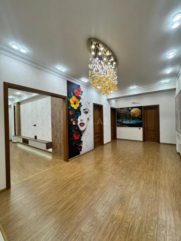Satılır 3 otaqlı mənzil 136 m²