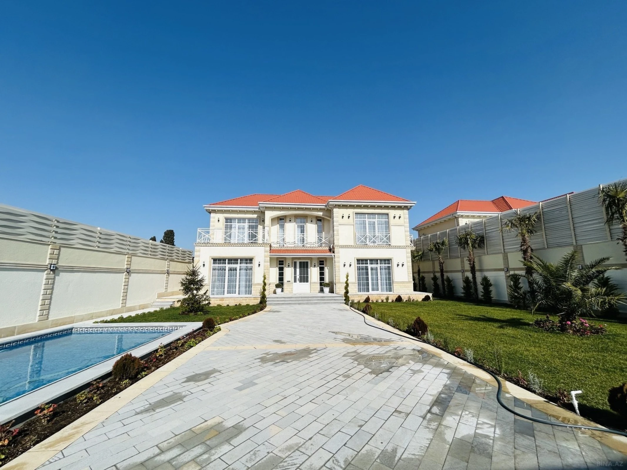 Satılır 5 otaqlı həyət evi 300 m²