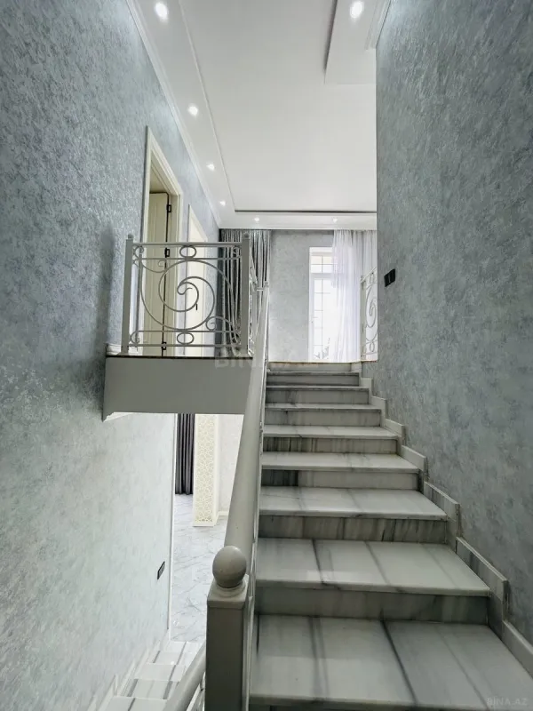 Satılır 5 otaqlı həyət evi 300 m²