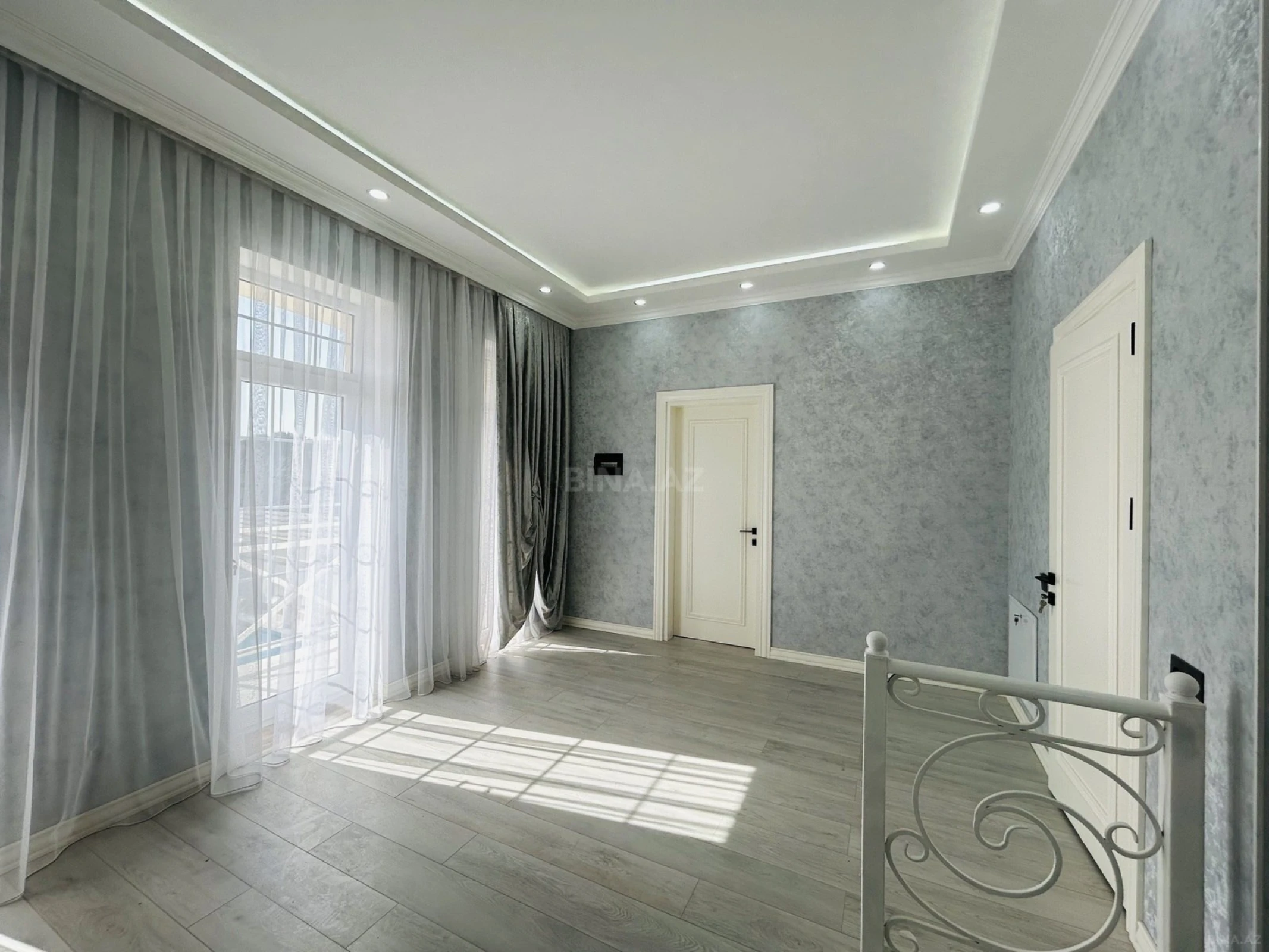 Satılır 5 otaqlı həyət evi 300 m²