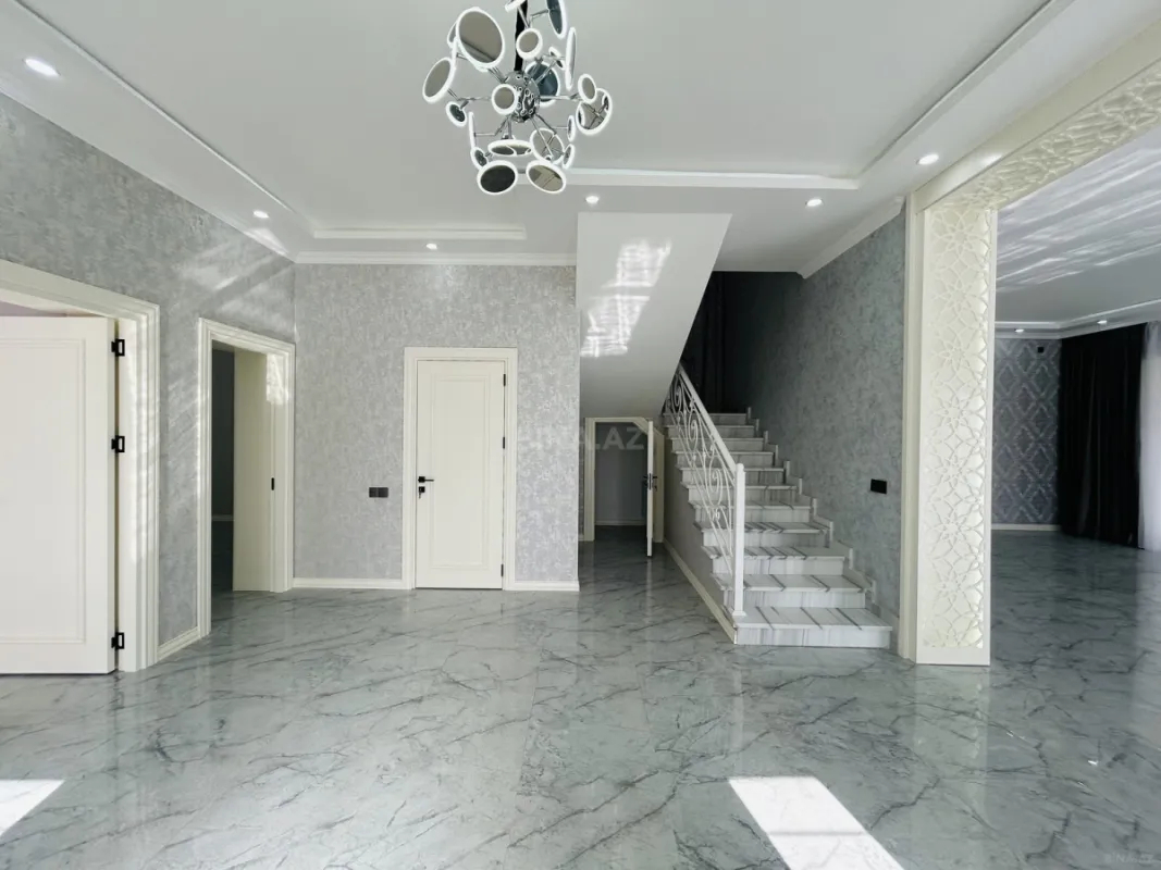 Satılır 5 otaqlı həyət evi 300 m²