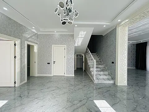 Satılır 5 otaqlı həyət evi 300 m²