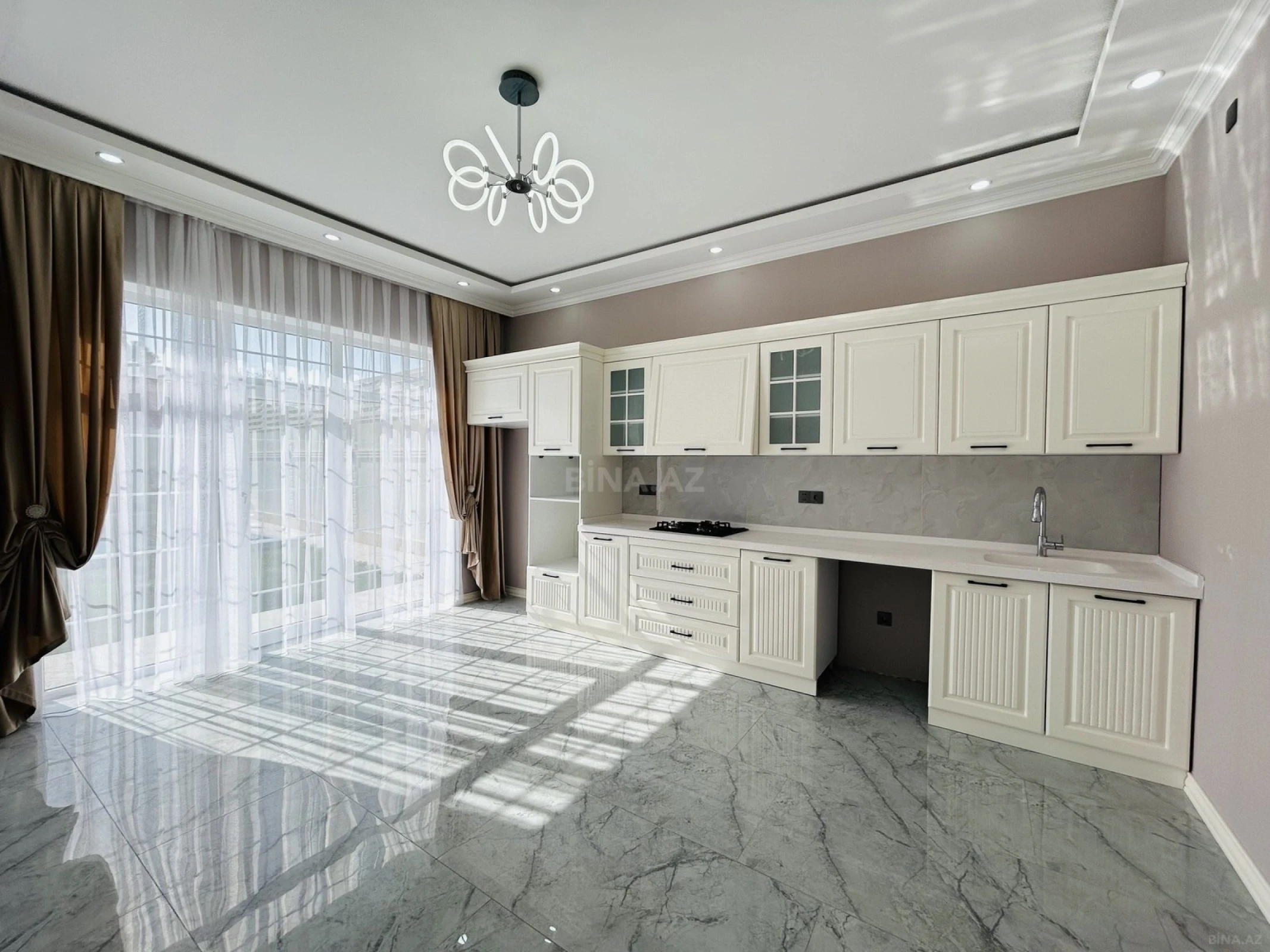 Satılır 5 otaqlı həyət evi 300 m²