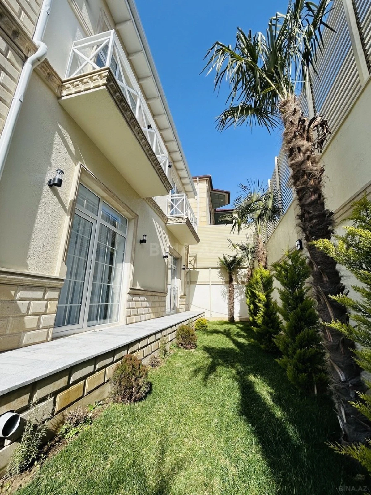 Satılır 5 otaqlı həyət evi 300 m²