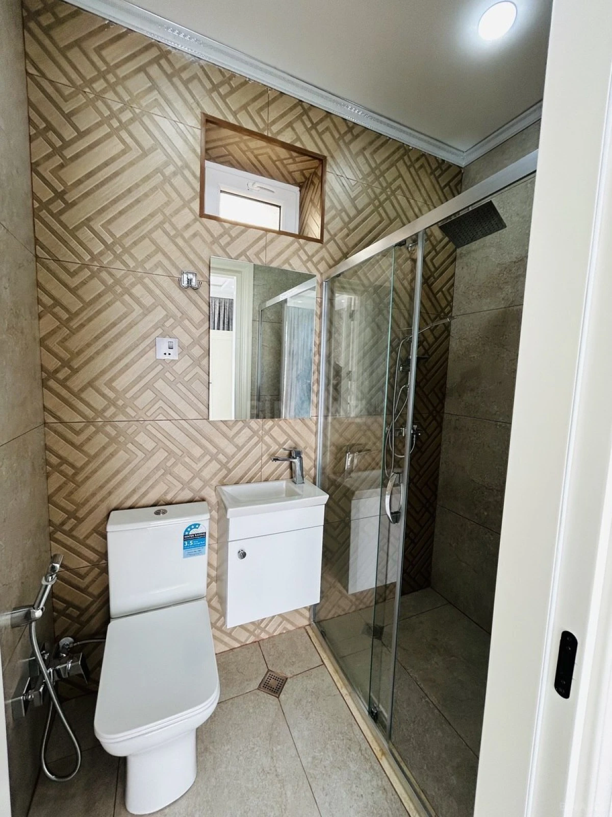 Satılır 5 otaqlı həyət evi 300 m²