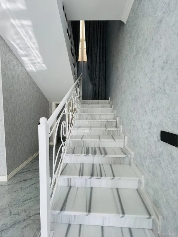 Satılır 5 otaqlı həyət evi 300 m²