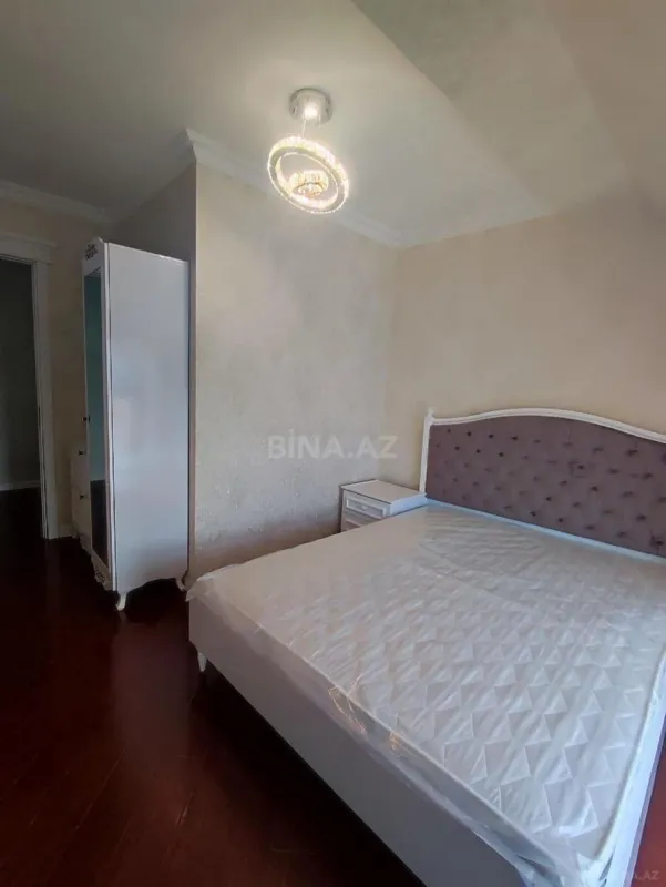 Satılır 4 otaqlı mənzil 130 m²