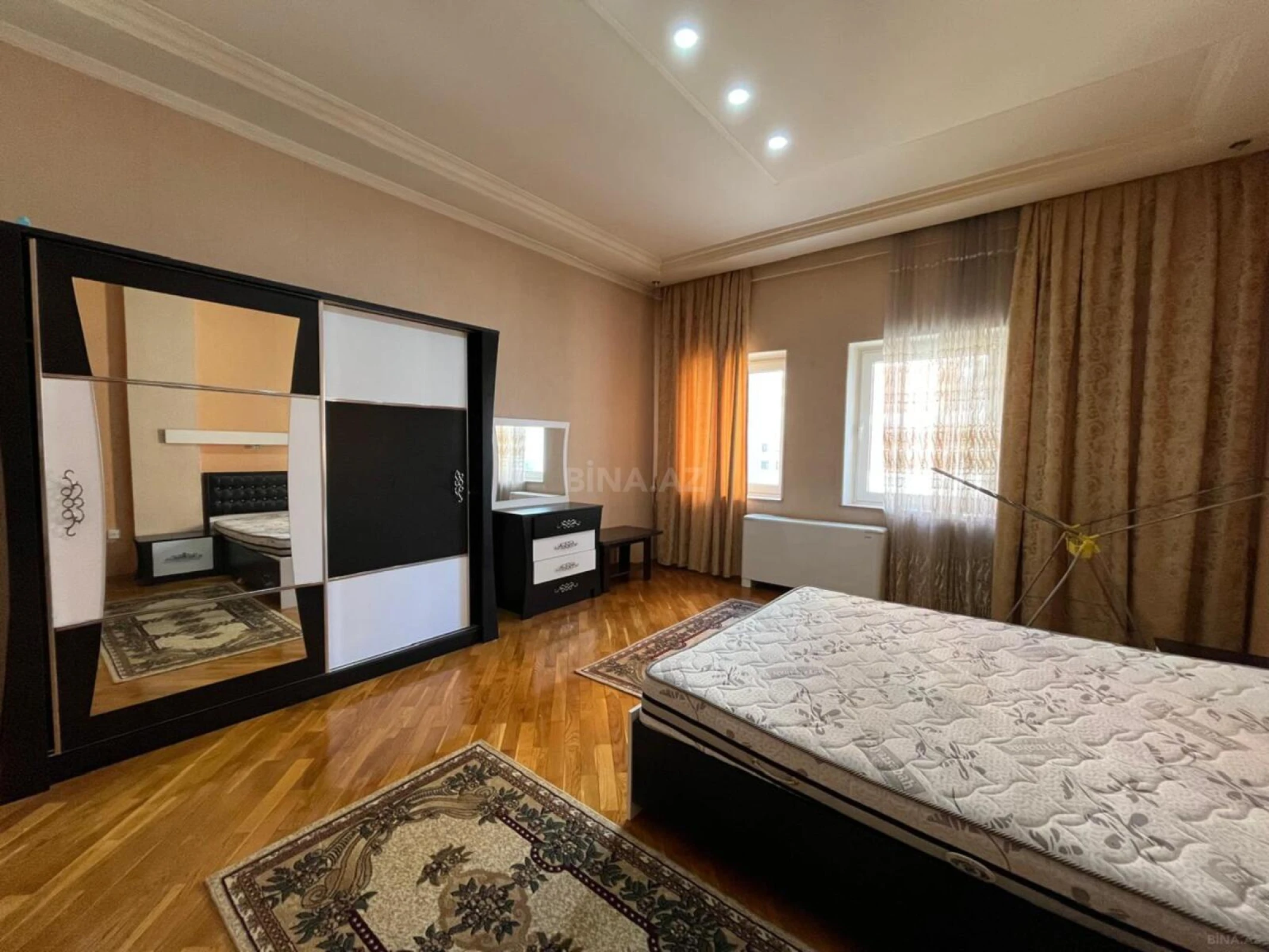Kirayə verilir 3 otaqlı mənzil 145 m²