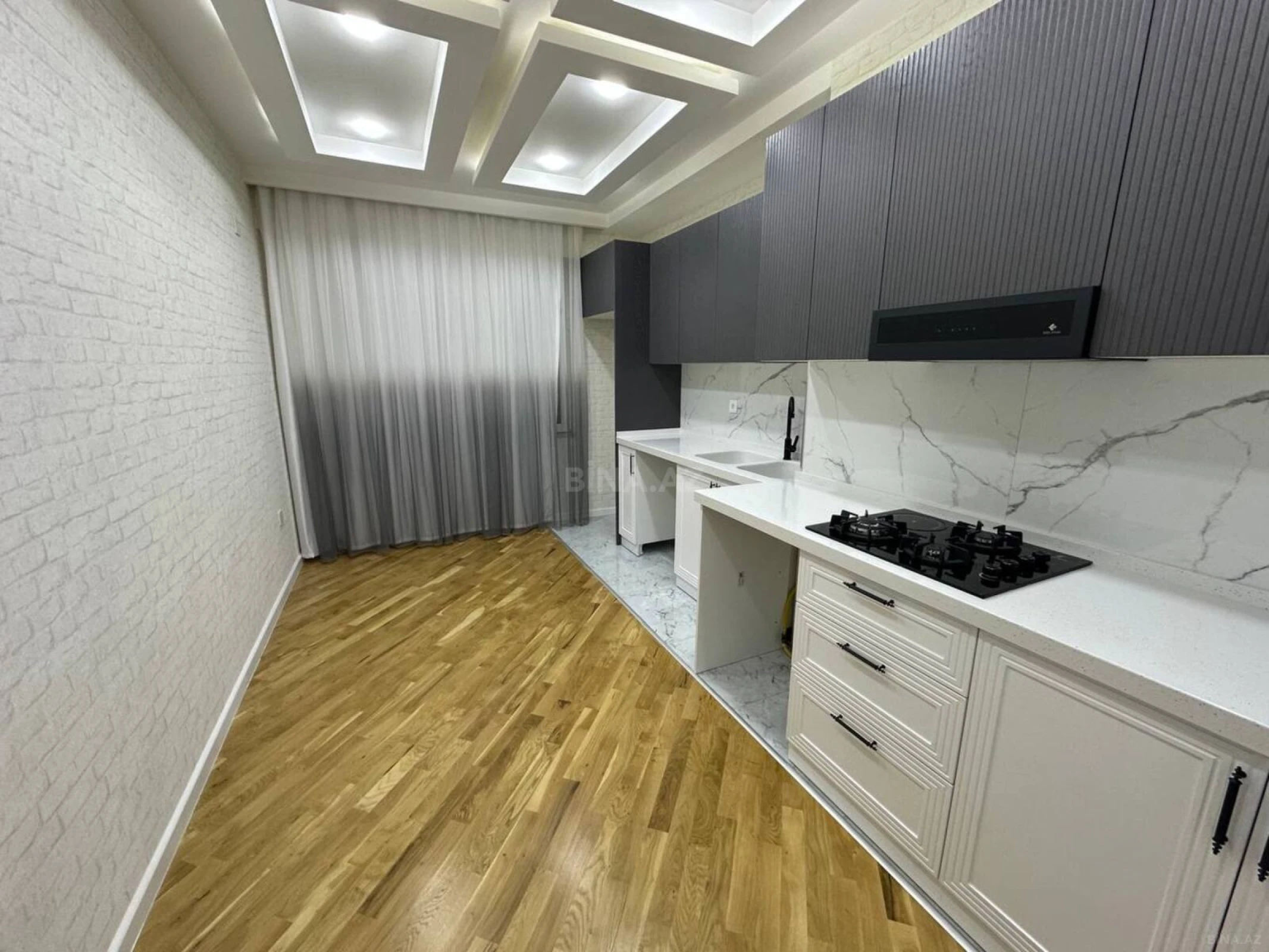 Satılır 4 otaqlı mənzil 155 m²