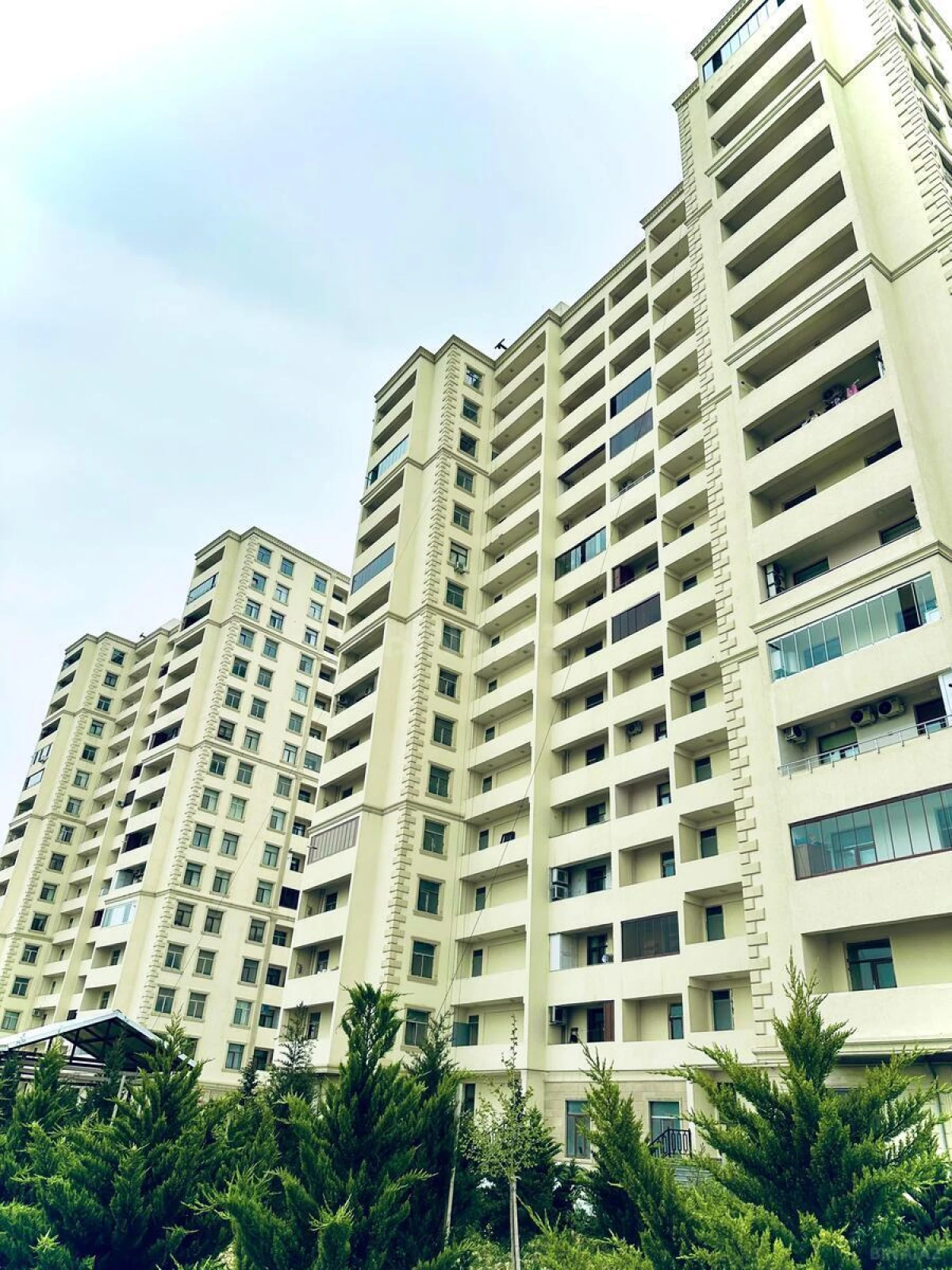 Satılır 3 otaqlı mənzil 131 m²