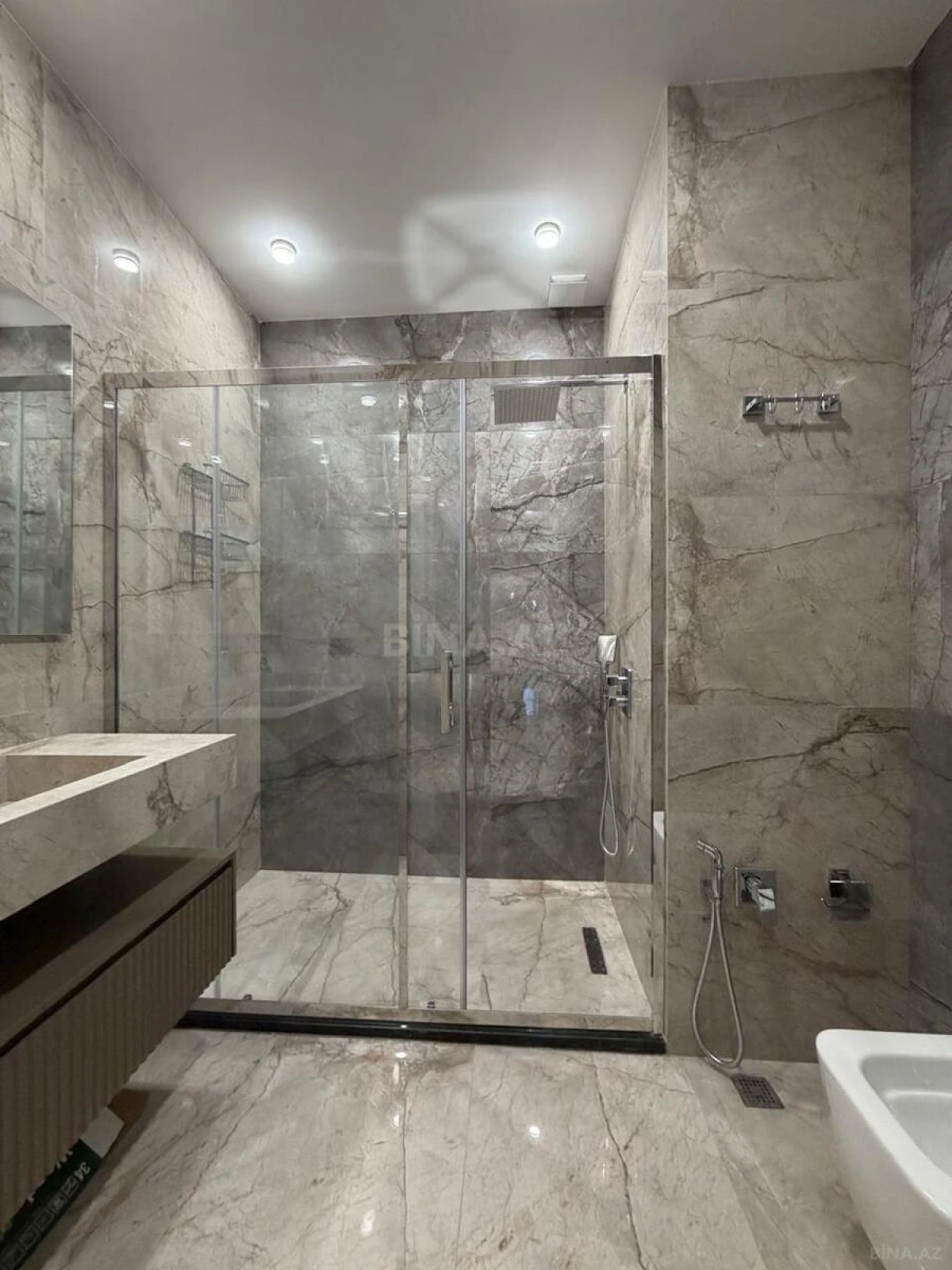 Kirayə verilir 4 otaqlı mənzil 200 m²