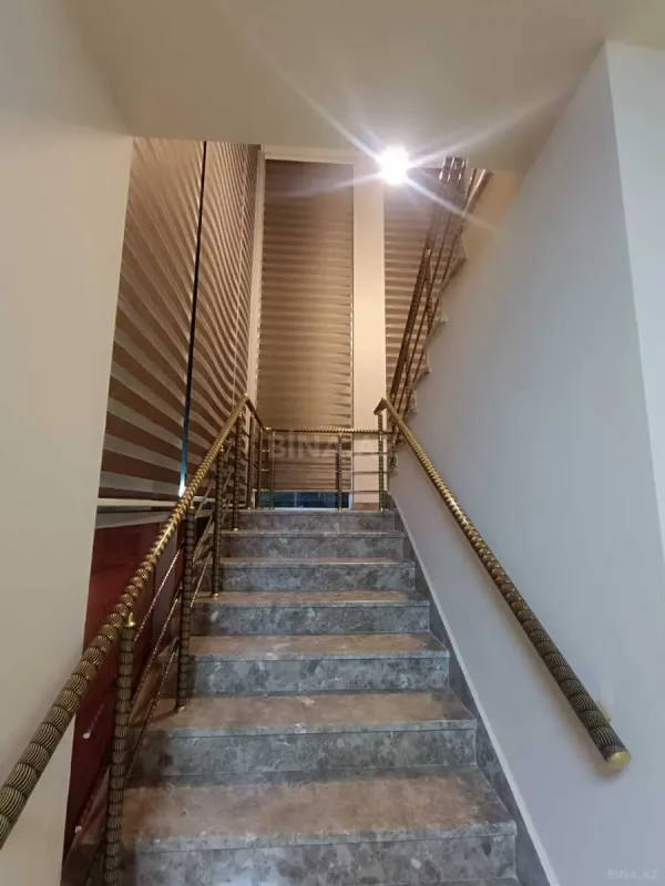 Satılır 5 otaqlı həyət evi 180 m²