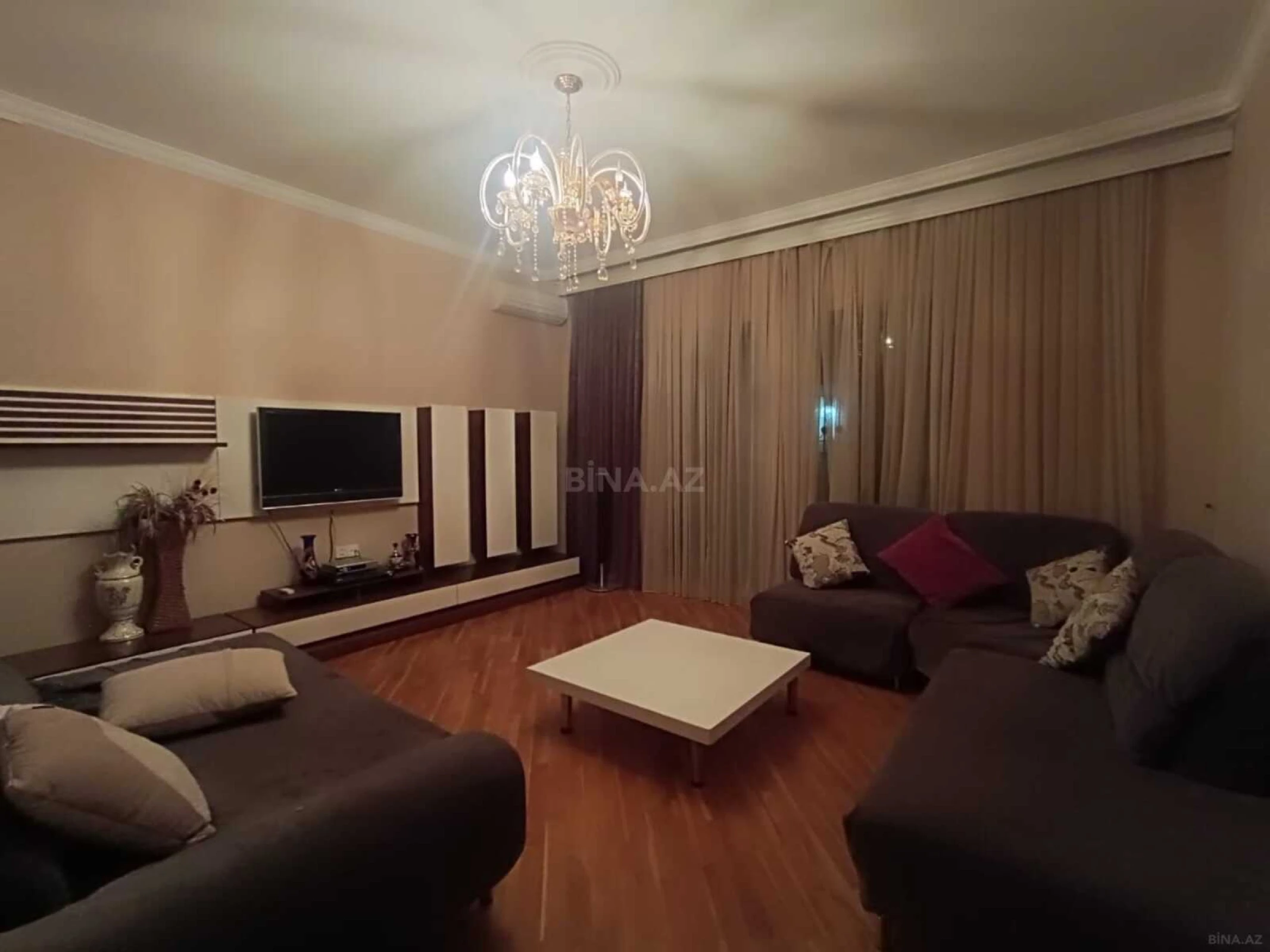 Satılır 5 otaqlı həyət evi 180 m²