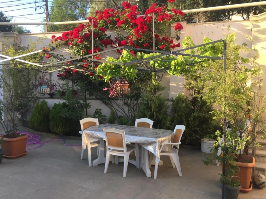 Satılır 9 otaqlı həyət evi 500 m²