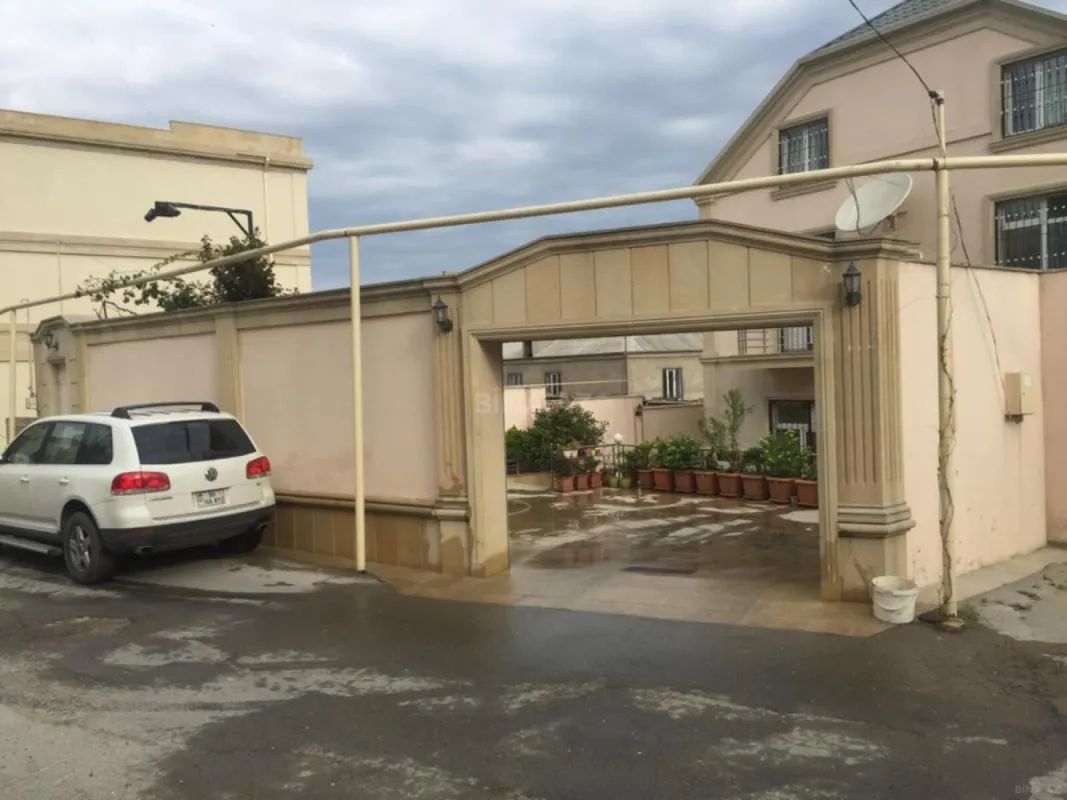 Satılır 9 otaqlı həyət evi 500 m²