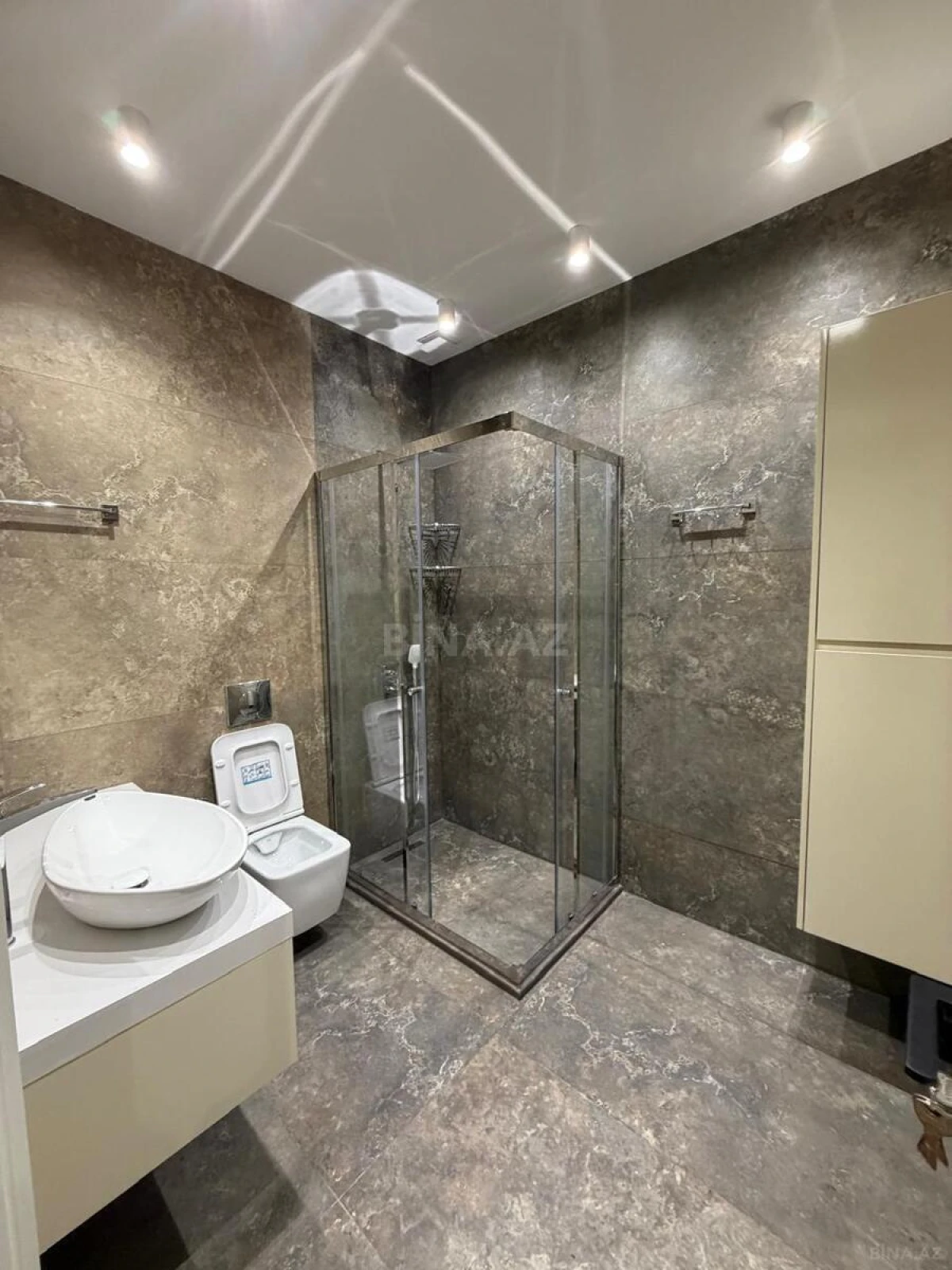 Kirayə verilir 3 otaqlı mənzil 180 m²
