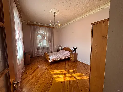 Satılır 10 otaqlı həyət evi 550 m²